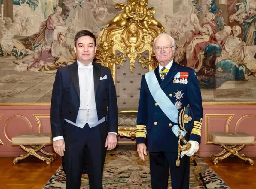 Ambassador Nodir Ganiyev hands over copies of his credentials to the King of Sweden