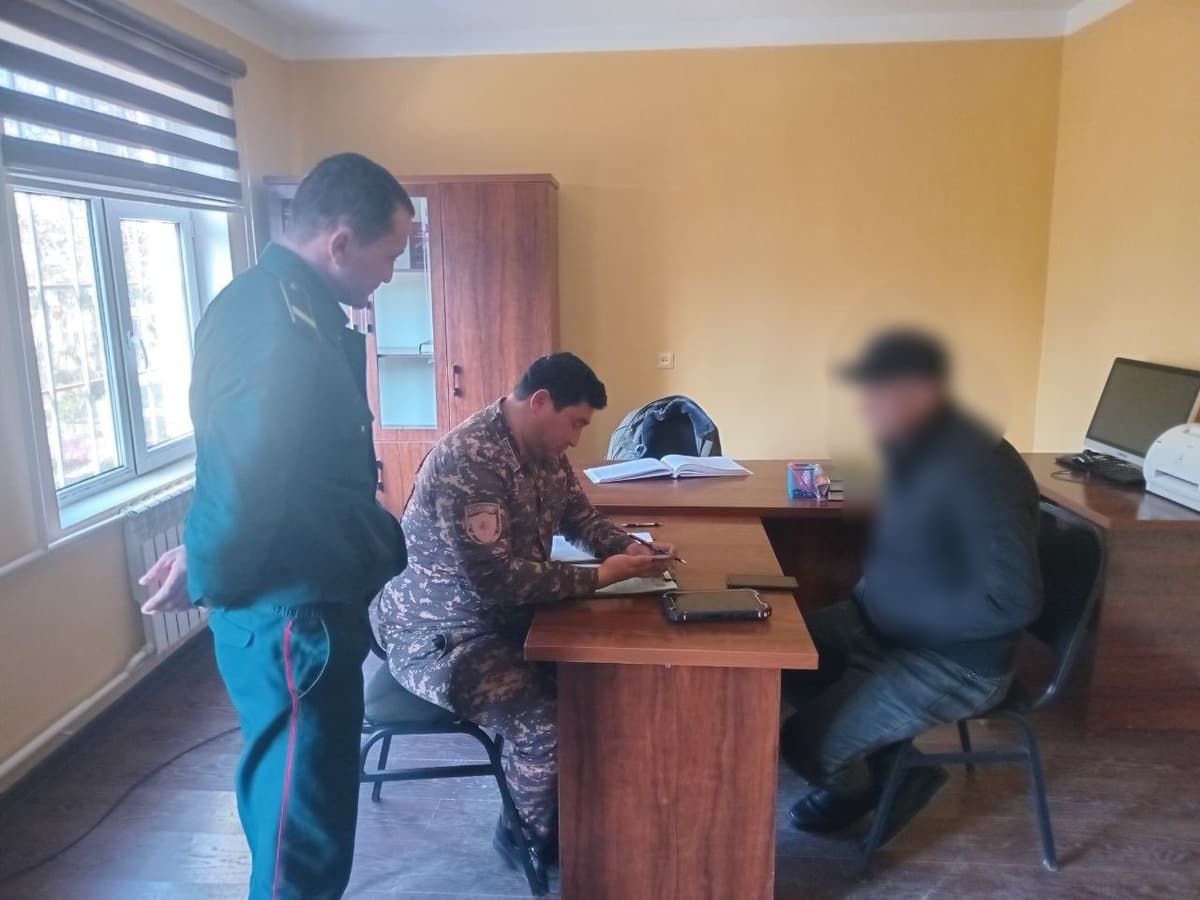 В Джизакской области оштрафовали человека за поедание живой змеи 