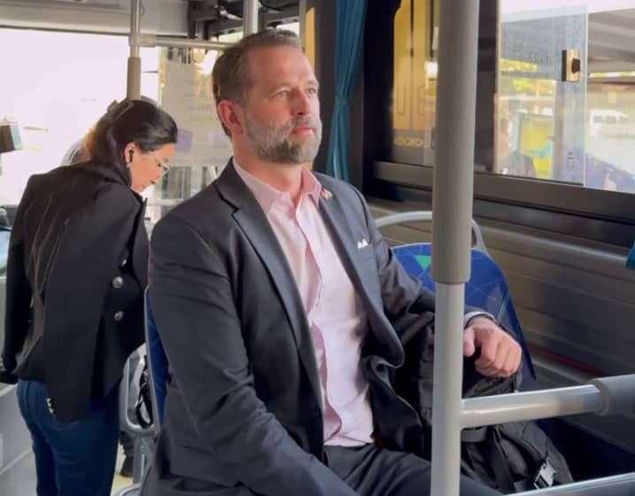 Canadian Ambassador commutes by bus, citing convenience and environmental benefits