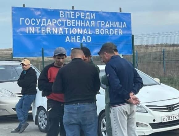 Москва аэропортларида — Тожикистоннинг мингдан ортиқ фуқаролари Россияга ўтказилмаяпти