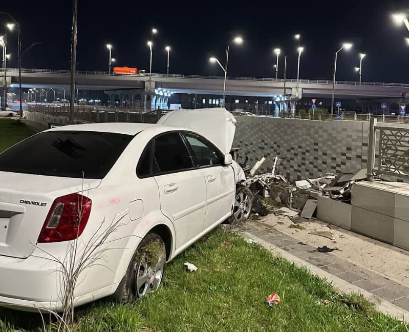 Toshkentda Lacetti yo‘l inshootiga borib urildi