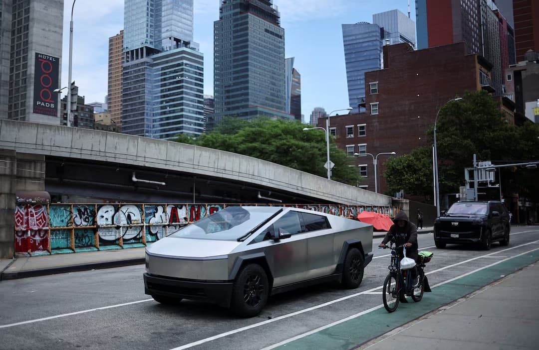 Tesla компанияси носозлик туфайли 700 мингга яқин автомобилини чақириб олади