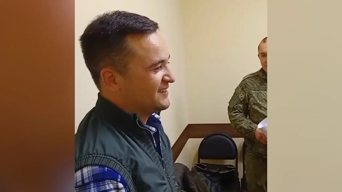 «Qaytarib oling fuqarolikni» - Rossiyada o‘zbekistonlik migrant Migratsiya bo‘limida hujjatlarini otib yubordi