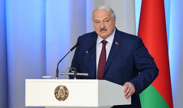 Лукашенко пригрозил отключить интернет в случае протестов