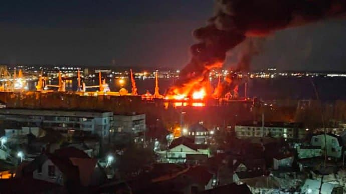 Ukraina Feodosiya portiga zarba berdi. Yirik desant kema yo‘q qilingan