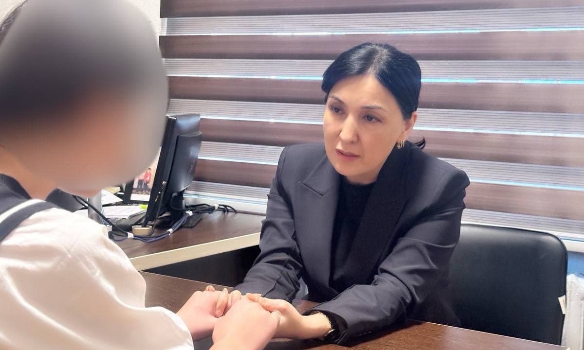 Болалар омбудсмани Самарқандда жинсий зўравонлик қурбони бўлган қиз билан учрашди