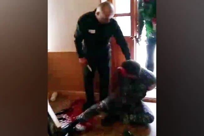 Несколько заключенных захватили заложников в российской колонии 