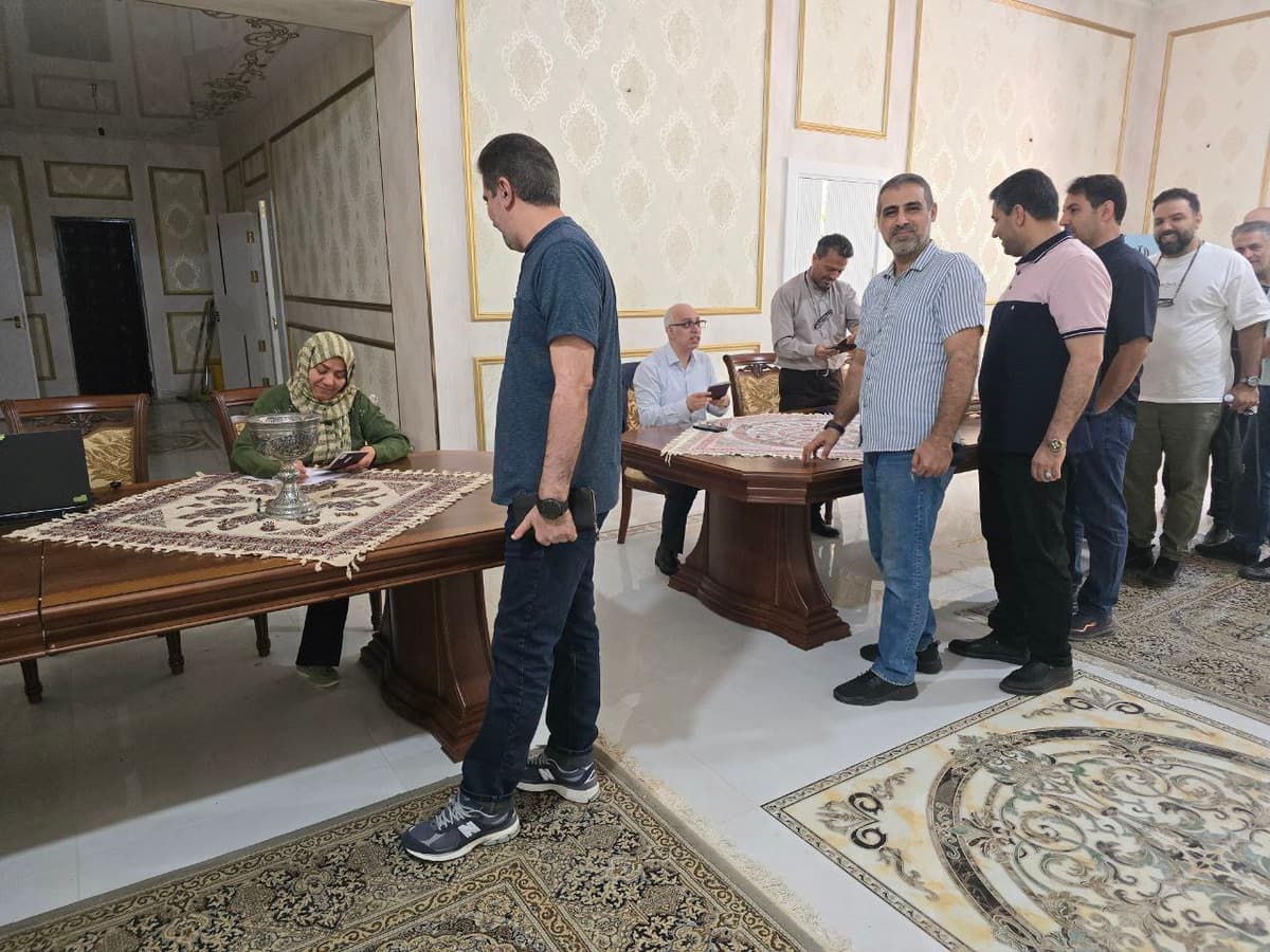 Foto: Eronning Toshkentdagi elchixonasida prezident saylovlarining ikkinchi turi doirasida ovoz berildi