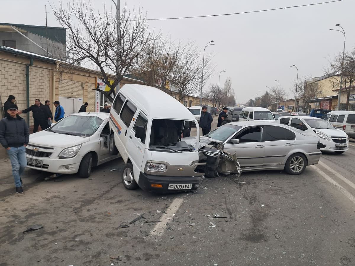 Самарқандда учта автомобил иштирокида ЙТҲ содир бўлди