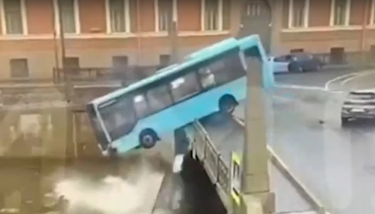 Sankt-Peterburg markazida yo‘lovchi avtobus daryoga tushib ketdi
