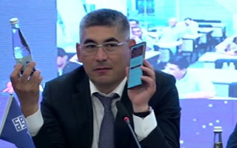 “Bu suv noqonuniy sotib olingan” – Sherzod Qudbiyev tadbirkorlar bilan muloqotda suvning markirovka kodini tekshirdi