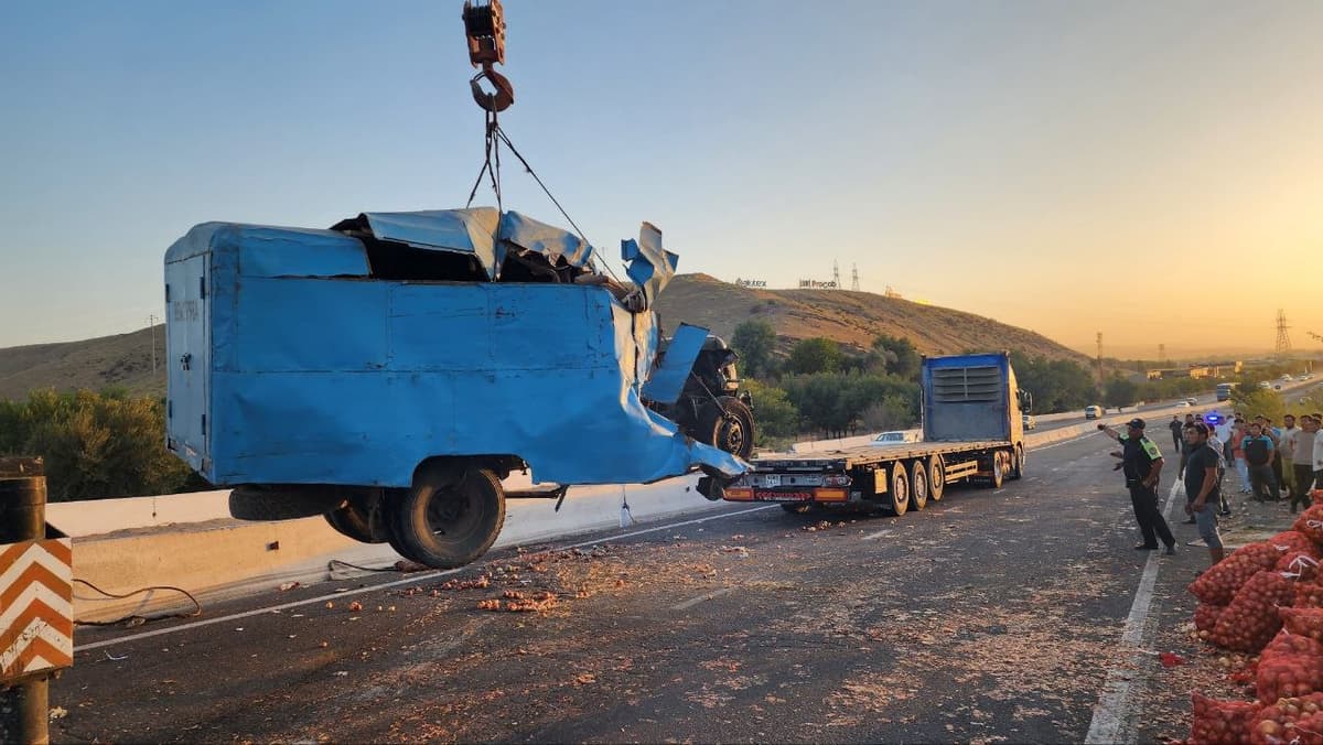 В Джизакской области произошло ДТП с участием грузовика и трех автомобилей