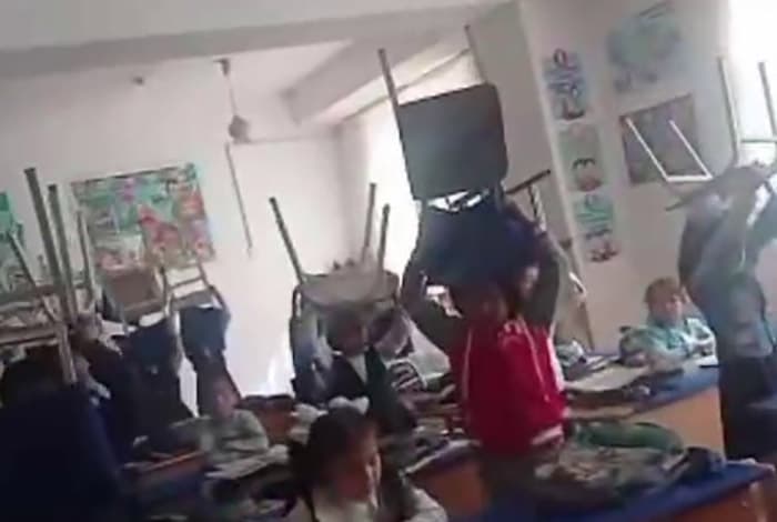 Jizzaxda o‘qituvchi dars tayyorlamay kelgan 1-sinf o‘quvchilariga stul ko‘tartirdi