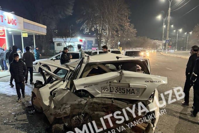 В Ташкенте в ДТП с участием 3 автомобилей погиб человек
