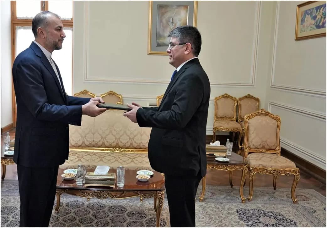 Uzbekistan’s new ambassador to Iran presents copies of his credentials to Iranian Foreign Minister 
