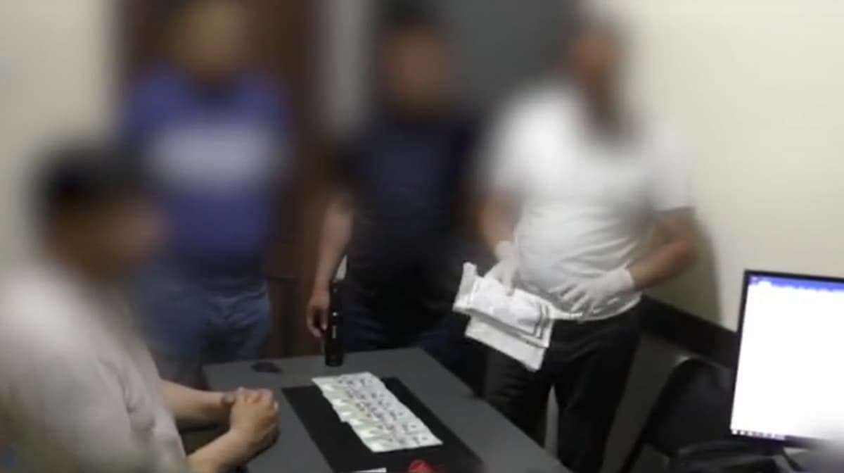 An individual detained in Namangan for selling counterfeit US dollars at half price