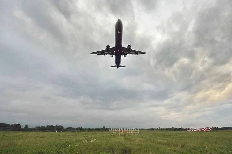 Летевший из Москвы самолет экстренно сел в Ульяновске из-за смерти пассажира