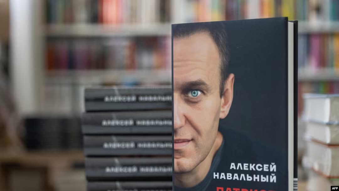 “Vatanparvar”. Navalniy qattiq rejimdagi koloniyada qanday qilib kitob yozishga muvaffaq bo‘ldi?