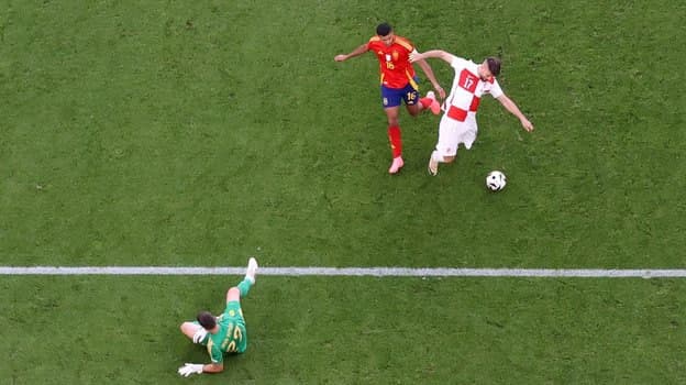 Ispaniya o‘yinida hakamlik mojarosi, Italiyaga rekord tezlikda gol urildi. Yevroda kun o‘yinlari