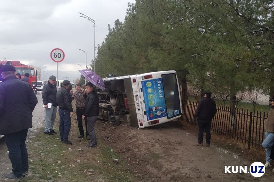 Ургутда юк машинаси билан тўқнашган автобус ағдарилиб кетди
