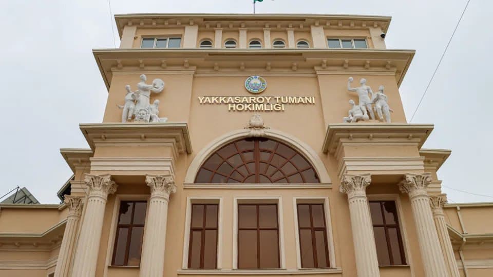 Юрист Яккасарайского хокимията погиб, купаясь в бассейне на территории школы