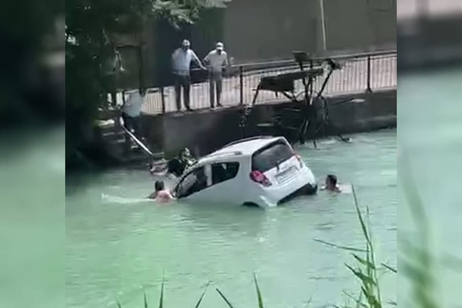 Car with passengers falls into a river in Chirchik
