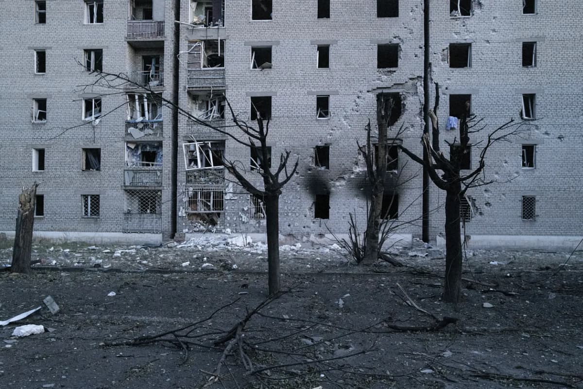 Rossiya qo‘shini Toretskka yurish qilmoqda. Aviazarbalardan vayron bo‘layotgan shahar aholisi evakuatsiya qilinmoqda