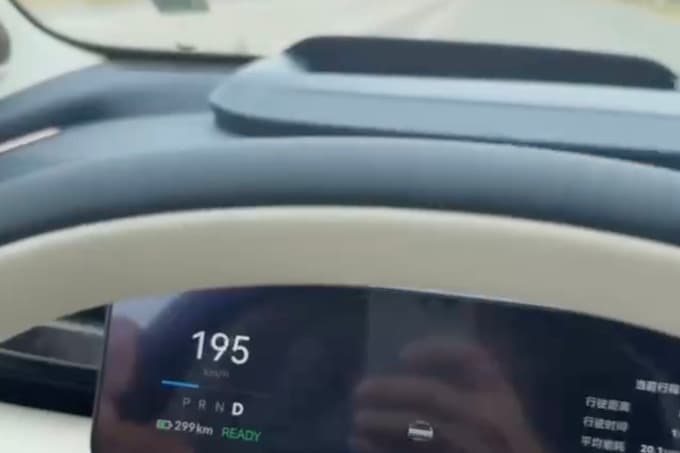Певец Джахонгир Атаджанов разогнался на автомобиле до 195 км/ч