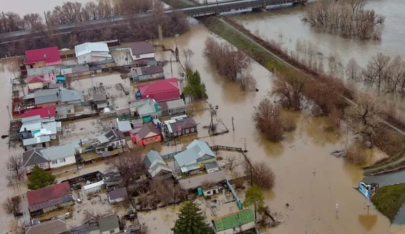 Rossiya va Qozog‘istonda suv toshqinlari tufayli 100 ming kishi evakuatsiya qilinyapti