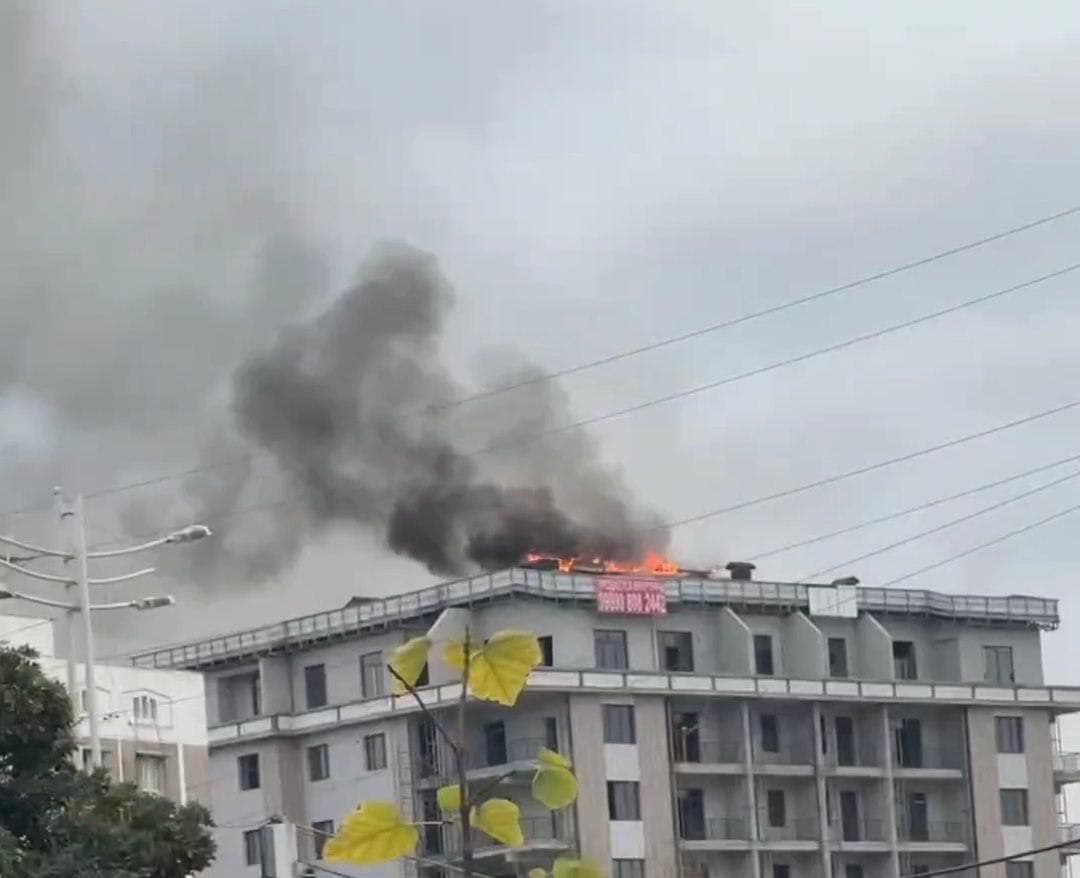 В Ташкенте загорелась крыша новостройки
