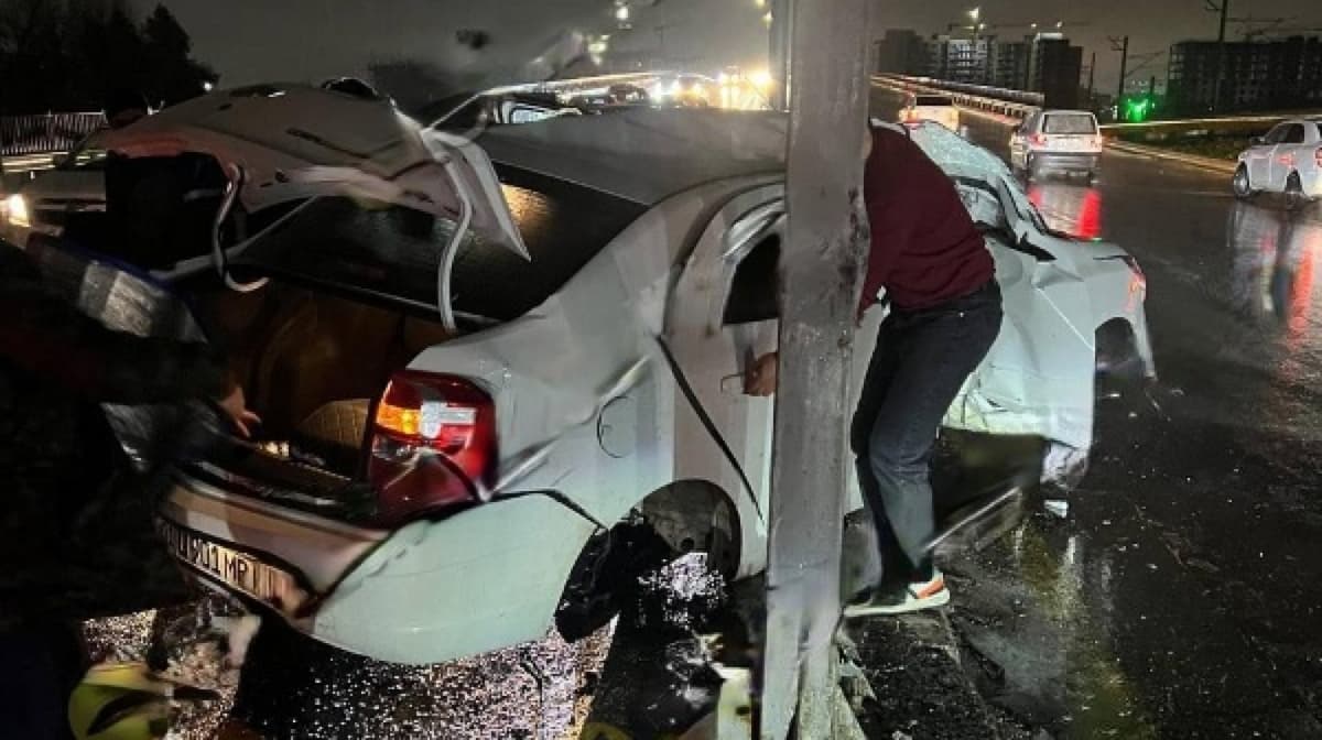 Cobalt driver crashes into an advertising banner in Tashkent (video)
