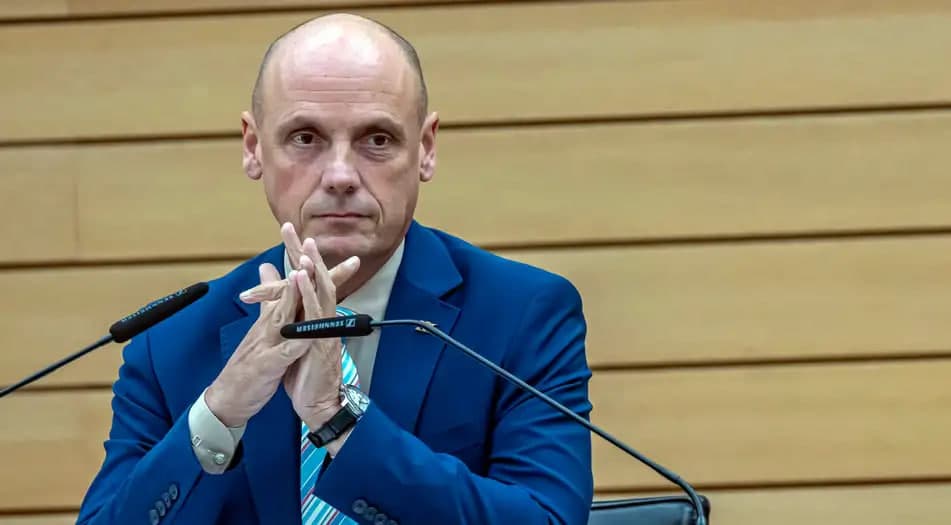 Nemis siyosatchisi saylov byulletenidagi svastika tufayli iste’foga chiqdi