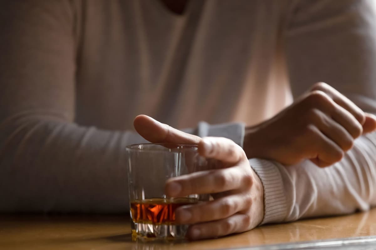 Har qanday miqdordagi alkogol demensiya xavfini oshirishi aniqlandi – yangi tadqiqot