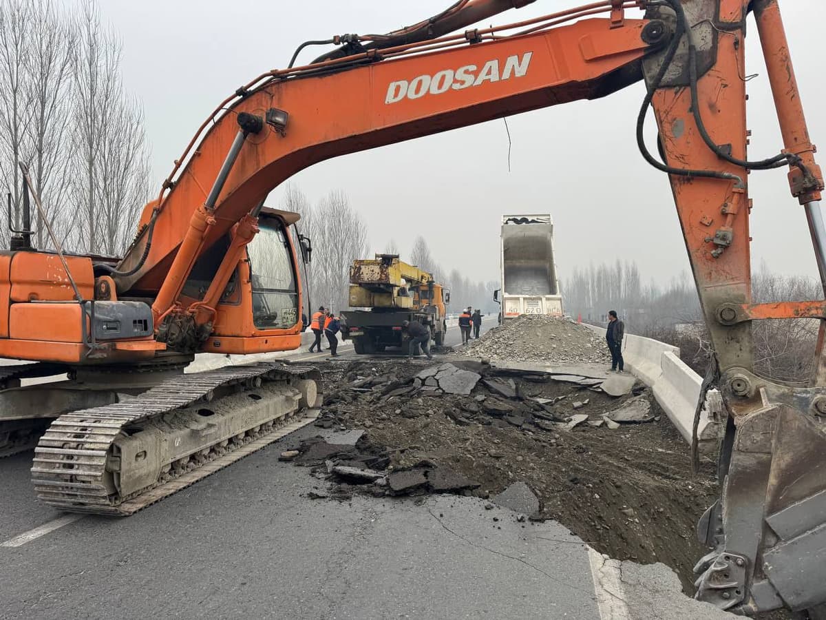 В Фергане обрушилась часть дороги, отремонтированной 6 месяцев назад