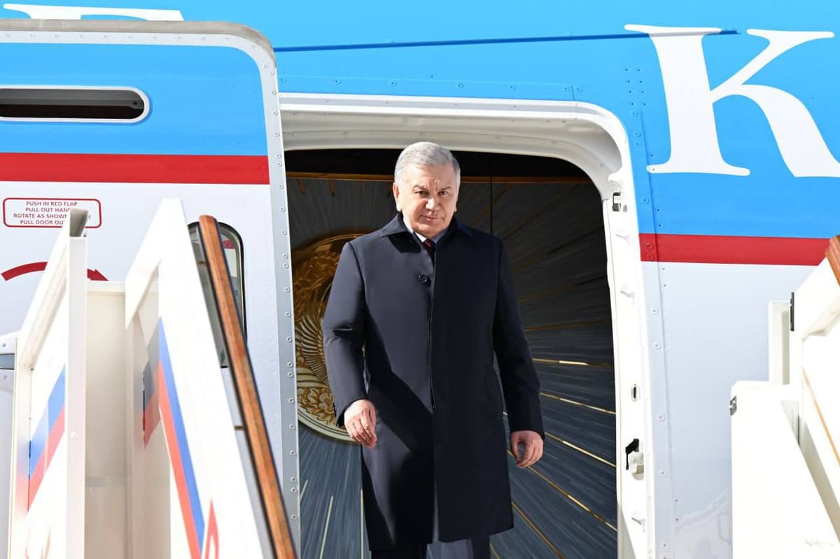 Мирзиёев прибыл с рабочим визитом в Москву