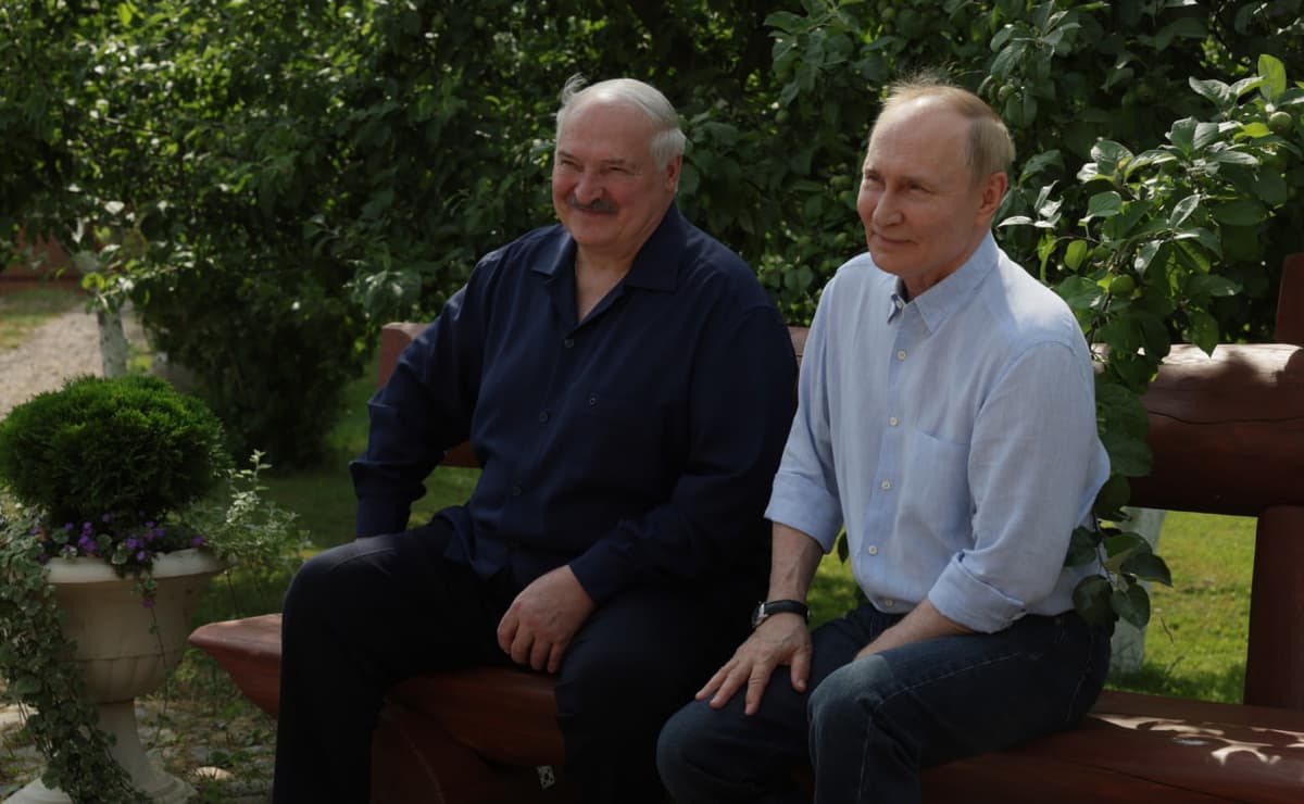 Путин ва Лукашенко скамейкада ўтириб интервю берди