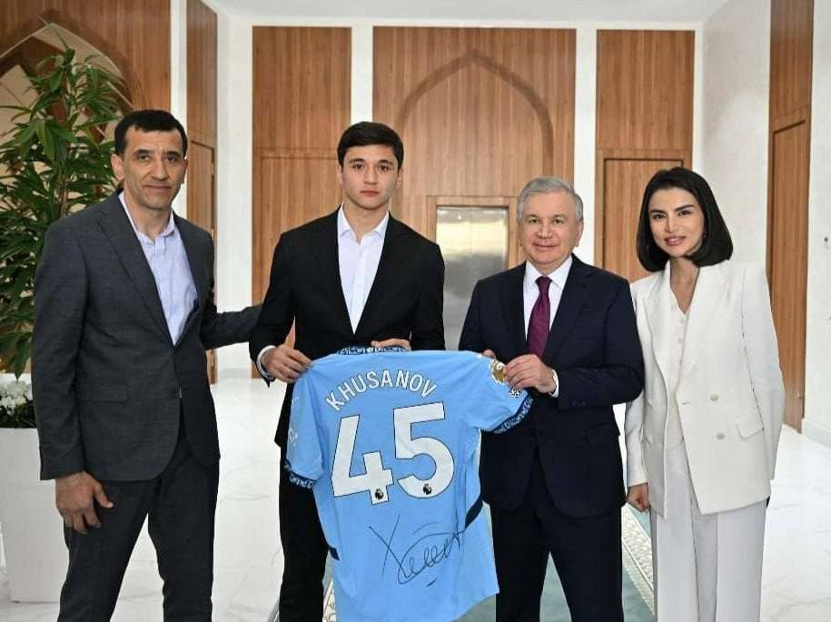 Abduqodir Husanov Shavkat Mirziyoyevga «Manchester Siti» formasini sovg‘a qildi