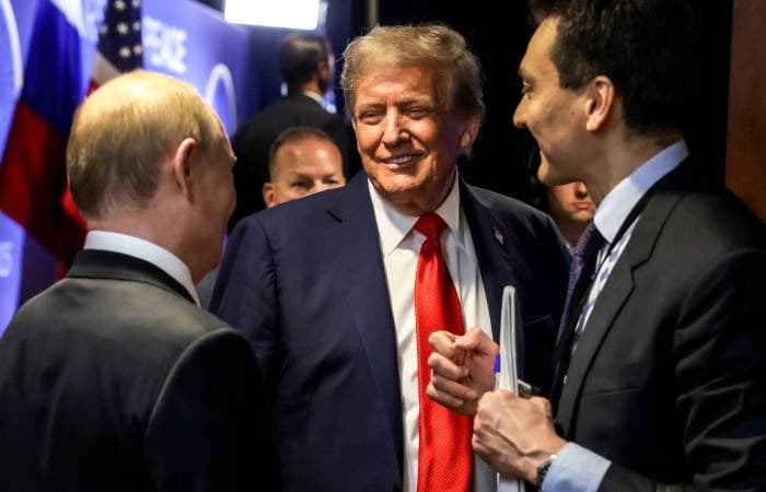 Respublikachilar Tramp va Putin uchrashuvini ehtiyotkorona baholadi, demokratlar tanqid qildi