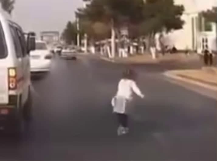 Toshkentda 4 yashar qiz harakatlanayotgan mashinadan yo‘l qismiga tushib ketdi