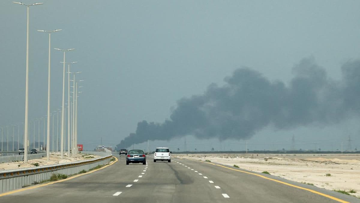Saudiyadagi yirik neft zavodi dron zarbasidan so‘ng ishini to‘xtatdi