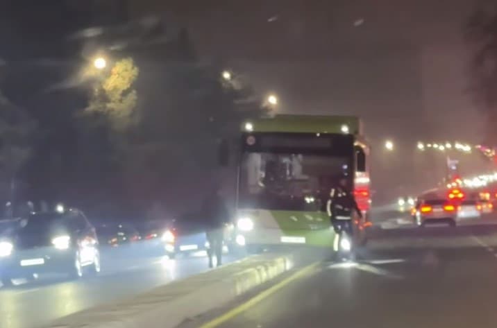 Toshkentda avtobus yo‘lni ajratib turuvchi beton to‘siqqa borib urildi