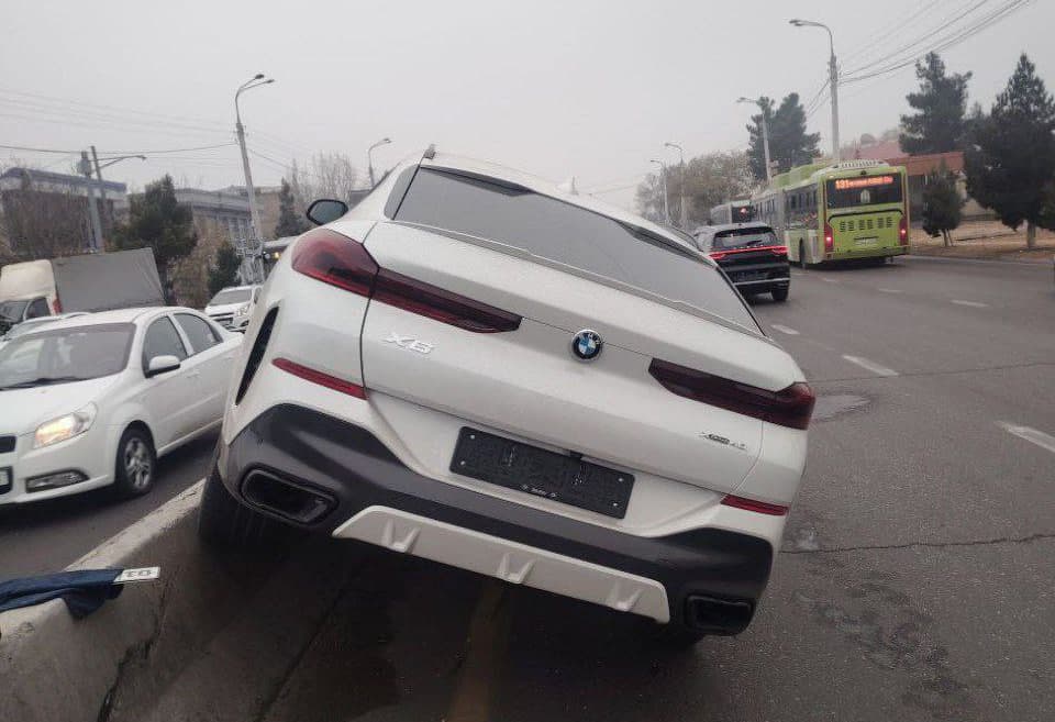 Sergelida rul boshqaruvini yo‘qotgan BMW haydovchisi beton to‘siqqa urildi