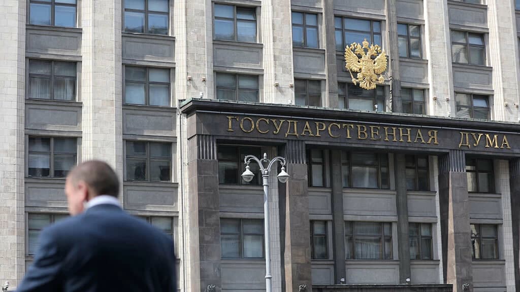 Duma “chet elda yashirinib yurganlar” uchun cheklovlar tayyorlamoqda