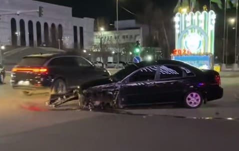 В Ташкенте произошло дорожно-транспортное происшествие с участием Porsche, Lacetti и Spark