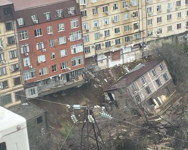 Mahachqal’ada suv toshqini tufayli uch qavatli uy quladi