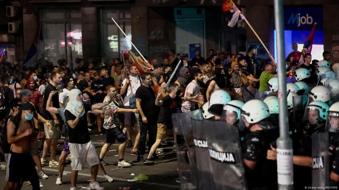 Belgradda namoyishchilar ko‘chalarni to‘sib, barrikadalar qurmoqda