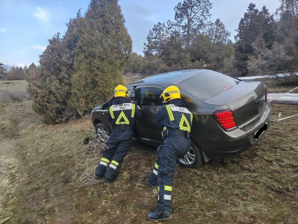 Спасатели МЧС помогли водителю, оказавшемуся в опасной ситуации в Зааминском районе