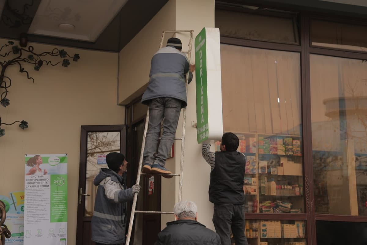 В Ташкенте продолжают сносить незаконные торговые точки и рекламные конструкции