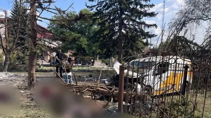 Россия фронт яқинидаги посёлкага авиабомба ташлади, бу ерда аҳоли пенсия олишга йиғилганди