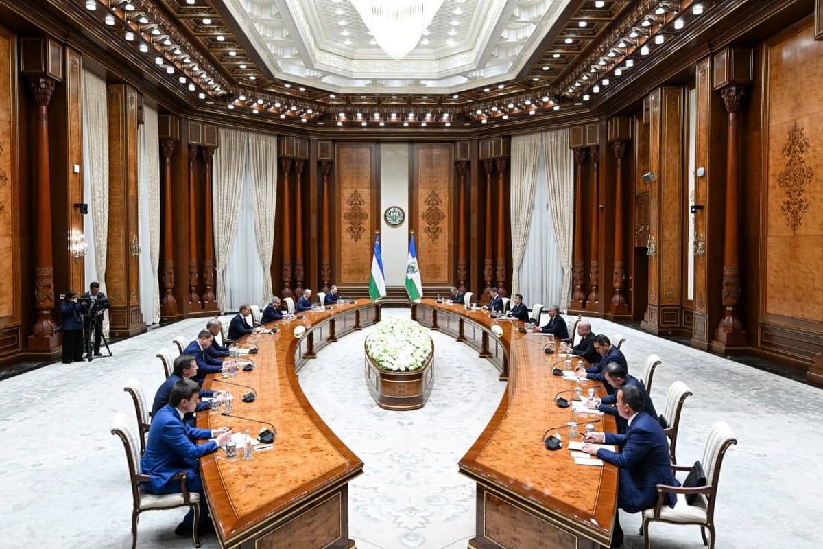 Мирзиёев принял делегацию России во главе с Денисом Мантуровым